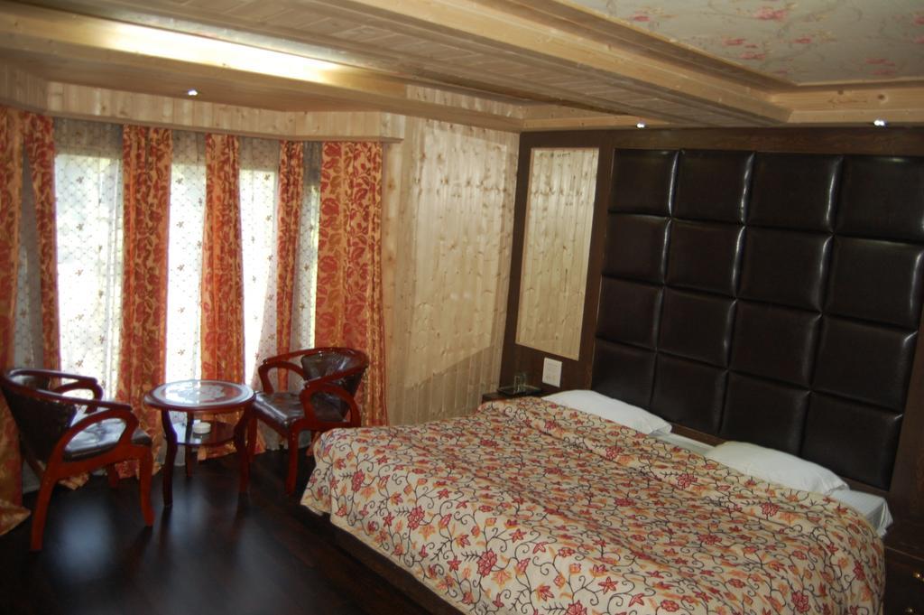 גולמארג Hotel Zahgeer Continental חדר תמונה