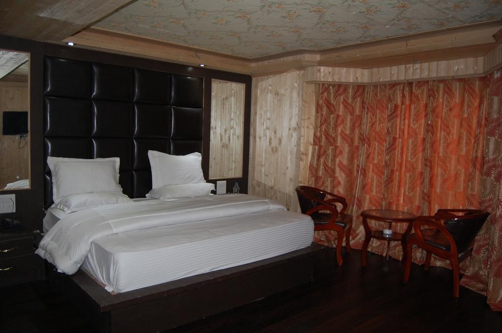 גולמארג Hotel Zahgeer Continental חדר תמונה
