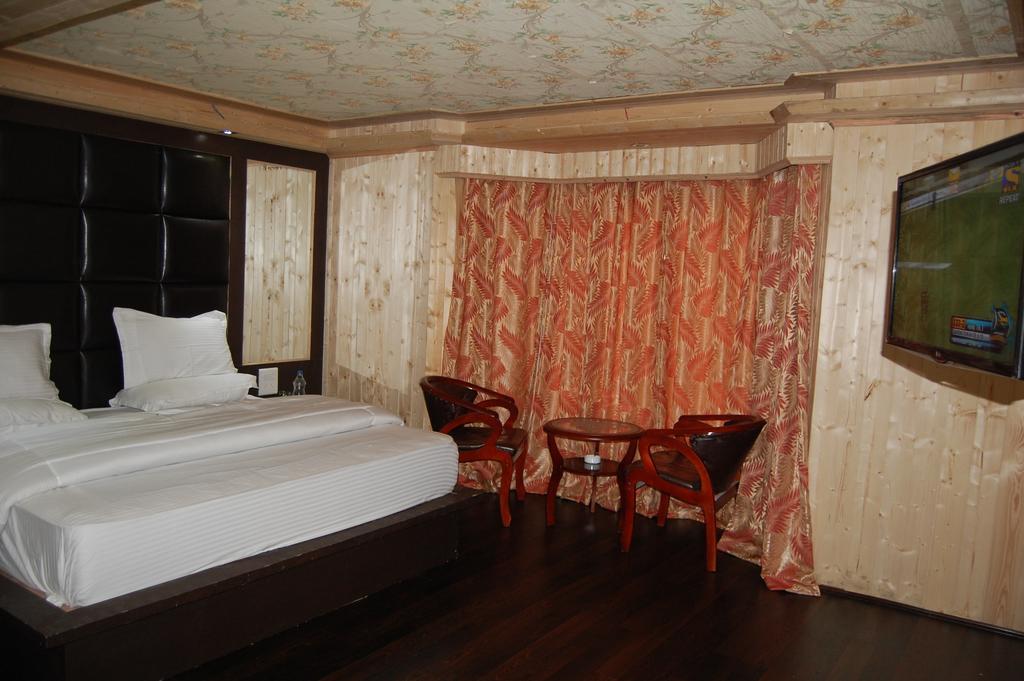 גולמארג Hotel Zahgeer Continental חדר תמונה